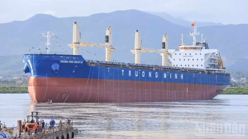Chiều tối 18/6, Công ty Đóng tàu Hạ Long đã hạ thủy thành công tàu hàng rời trọng tải 45.000DWT số 2 mang tên Trường Minh Dream 06.